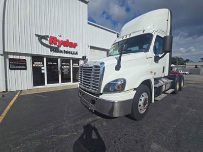 Freightliner Cascadia 125 Day Cab Truck - 450HP, 12 Speed Automatic