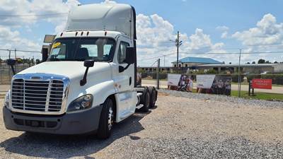 Freightliner Cascadia 125 Day Cab Truck - 400HP, 10 Speed Automatic