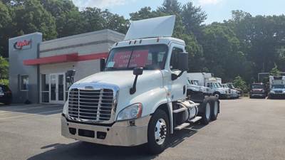 Freightliner Cascadia 125 Day Cab Truck - 450HP, 12 Speed Automatic