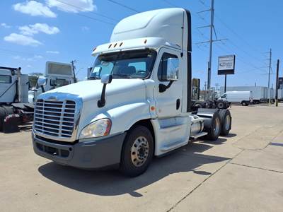 Freightliner Cascadia 125 Day Cab Truck - 455HP, 10 Speed Manual
