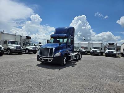Freightliner Cascadia 125 Day Cab Truck - 450HP, 10 Speed Manual