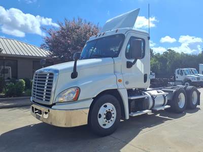 Freightliner Cascadia 125 Day Cab Truck - 450HP, 12 Speed Automatic