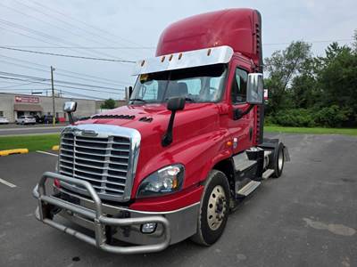 Freightliner Cascadia 125 Single Axle Day Cab Truck - 455HP, 12 Speed Automatic