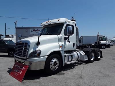 Freightliner Cascadia 125 Day Cab Truck - 450HP, 12 Speed Automatic