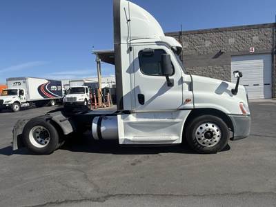 Freightliner Cascadia 125 Single Axle Day Cab Truck - 450HP, 6 Speed Automatic
