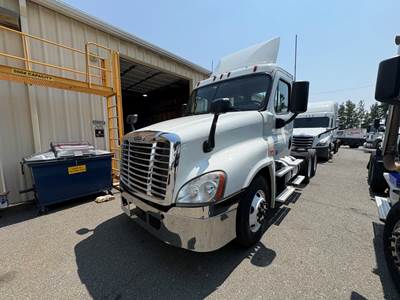 Freightliner Cascadia 125 Day Cab Truck - 450HP, 12 Speed Automatic