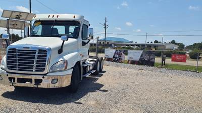 Freightliner Cascadia 125 Day Cab Truck - 455HP, 10 Speed Manual