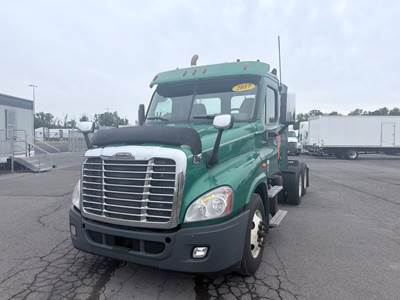 Freightliner Cascadia 125 Day Cab Truck - 450HP, 10 Speed Manual