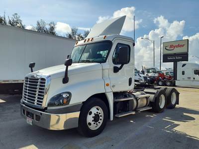 Freightliner Cascadia 125 Day Cab Truck - 455HP, 12 Speed Automatic