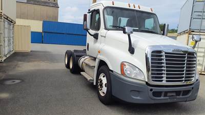 Freightliner Cascadia 125 Day Cab Truck - 450HP, 10 Speed Automatic