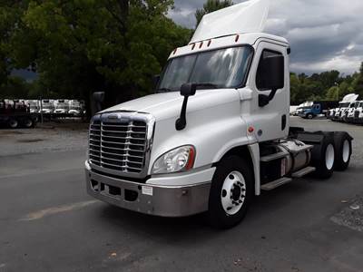 Freightliner Cascadia 125 Day Cab Truck - 450HP, 12 Speed Automatic
