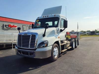 Freightliner Cascadia 125 Day Cab Truck - 450HP, 12 Speed Automatic