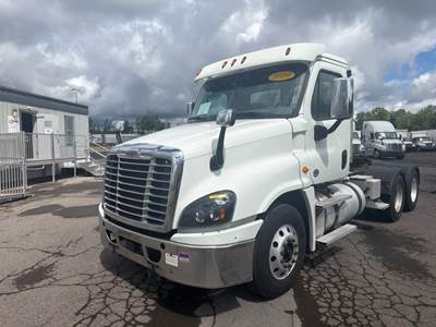 Freightliner Cascadia 125 Day Cab Truck - 450HP, 12 Speed Automatic