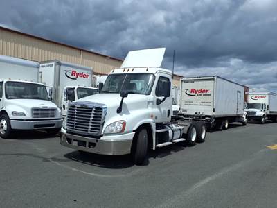 Freightliner Cascadia 125 Day Cab Truck - 450HP, 12 Speed Automatic