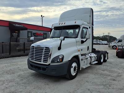 Freightliner Cascadia 125 Day Cab Truck - 475HP, 10 Speed Manual
