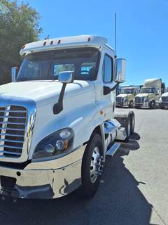Freightliner Cascadia 125 Day Cab Truck - 450HP, 12 Speed Automatic