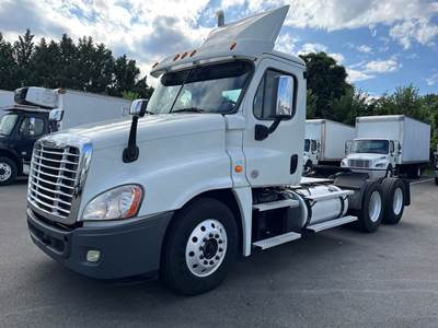 Freightliner Cascadia 125 Day Cab Truck - 475HP, 10 Speed Manual