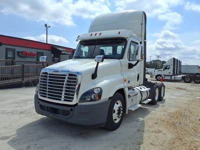 Freightliner Cascadia 125 Day Cab Truck - 475HP, 10 Speed Manual