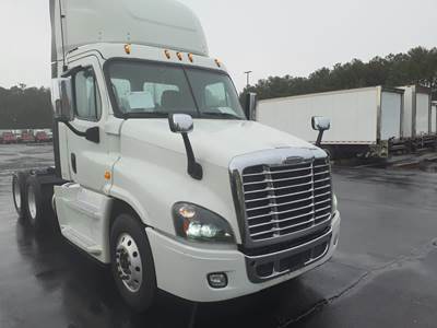 Freightliner Cascadia 125 Day Cab Truck - 455HP, 12 Speed Automatic