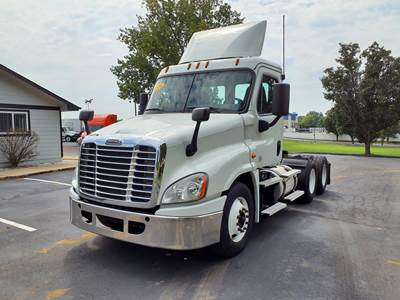Freightliner Cascadia 125 Day Cab Truck - 455HP, 12 Speed Automatic