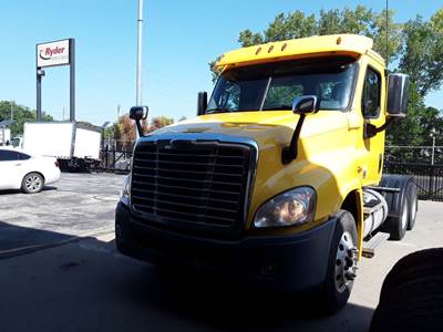 Freightliner Cascadia 125 Day Cab Truck - 475HP, 18 Speed Automatic