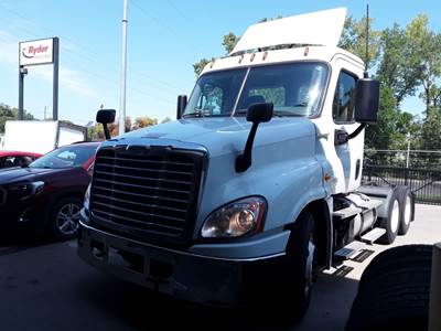 Freightliner Cascadia 125 Day Cab Truck - 455HP, 12 Speed Automatic