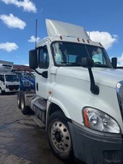 Freightliner Cascadia 125 Day Cab Truck - 450HP, 10 Speed Manual