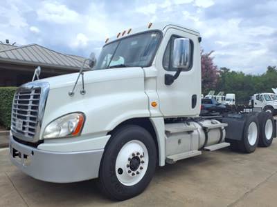 Freightliner Cascadia 125 Day Cab Truck - 450HP, 10 Speed Manual