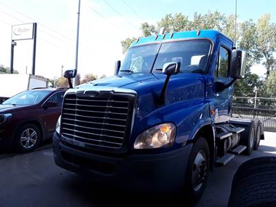 Freightliner Cascadia 125 Day Cab Truck - 455HP, 10 Speed Manual