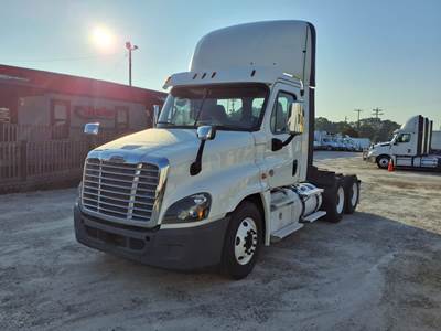 Freightliner Cascadia 125 Day Cab Truck - 475HP, 10 Speed Manual