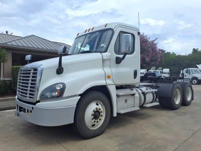 Freightliner Cascadia 125 Day Cab Truck - 450HP, 10 Speed Manual