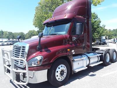 Freightliner Cascadia 125 Day Cab Truck - 450HP, 12 Speed Automatic