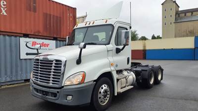 Freightliner Cascadia 125 Day Cab Truck - 450HP, 12 Speed Automatic