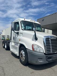 Freightliner Cascadia 125 Day Cab Truck - 400HP, 10 Speed Manual