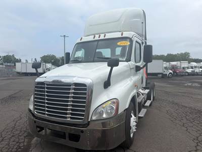 Freightliner Cascadia 125 Day Cab Truck - 455HP, 12 Speed Automatic