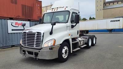 Freightliner Cascadia 125 Day Cab Truck - 450HP, 12 Speed Automatic