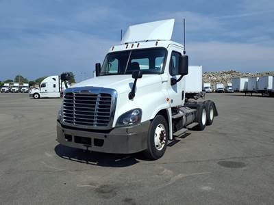 Freightliner Cascadia 125 Day Cab Truck - 455HP, 12 Speed Automatic