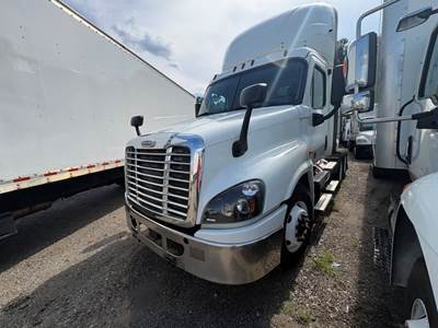 Freightliner Cascadia 125 Day Cab Truck - 450HP, 12 Speed Automatic
