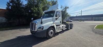 Freightliner Cascadia 125 Day Cab Truck - 410HP, 10 Speed Manual