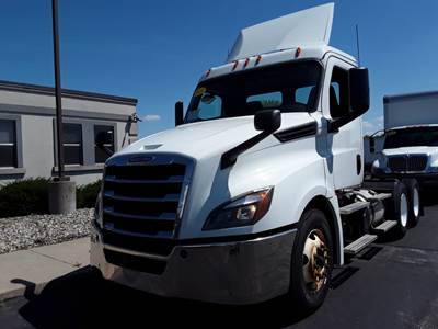 Freightliner Cascadia 125 Day Cab Truck - 450HP, 12 Speed Automatic