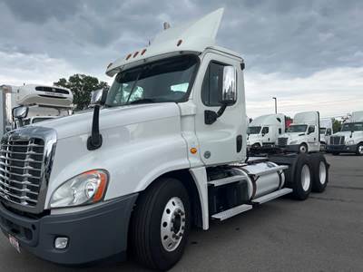 Freightliner Cascadia 125 Day Cab Truck - 475HP, 10 Speed Manual