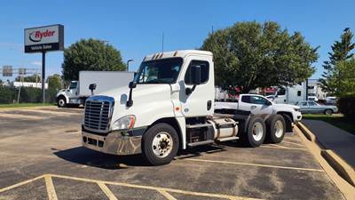 Freightliner Cascadia 125 Day Cab Truck - 450HP, 12 Speed Automatic