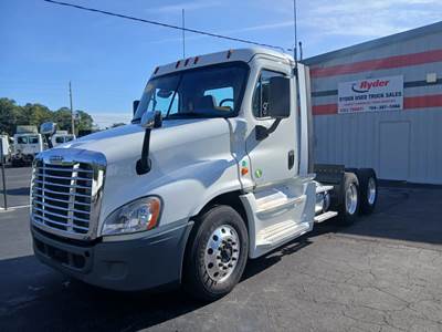 Freightliner Cascadia 125 Day Cab Truck - 400HP, 10 Speed Manual
