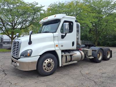 Freightliner Cascadia 125 Day Cab Truck - 450HP, 12 Speed Automatic