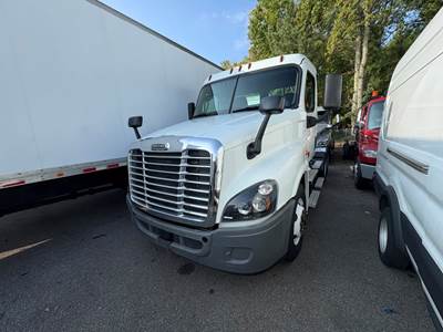 Freightliner Cascadia 125 Day Cab Truck - 450HP, 10 Speed Automatic