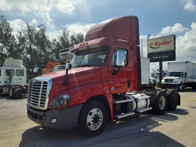 Freightliner Cascadia 125 Day Cab Truck - 450HP, 12 Speed Automatic