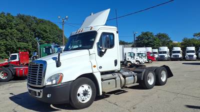 Freightliner Cascadia 125 Day Cab Truck - 450HP, 12 Speed Automatic