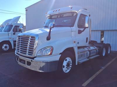Freightliner Cascadia 125 Day Cab Truck - 450HP, 12 Speed Automatic