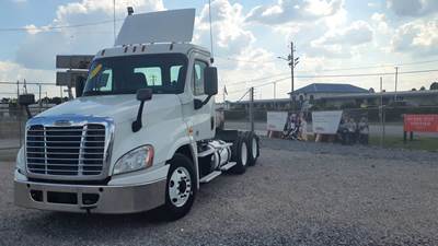 Freightliner Cascadia 125 Day Cab Truck - 450HP, 12 Speed Automatic