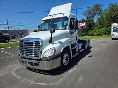 Freightliner Cascadia 125 Day Cab Truck - 450HP, 12 Speed Automatic